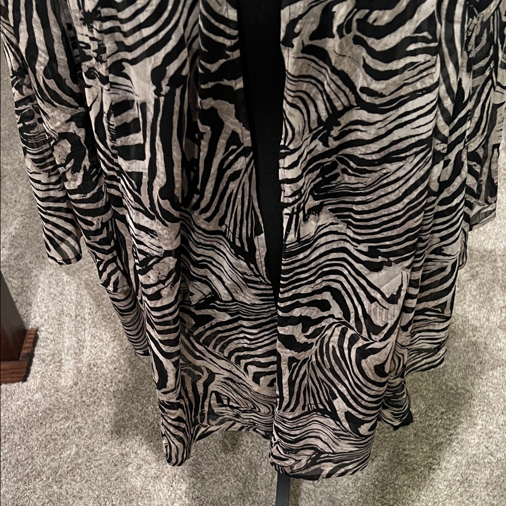 🐝JM Collection Black and White Zebra Kimono - Picture 2 of 9